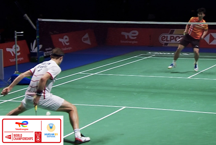 Axelsen đánh cầu qua 2 chân, dính ngay cú "nã rocket" từ đối thủ