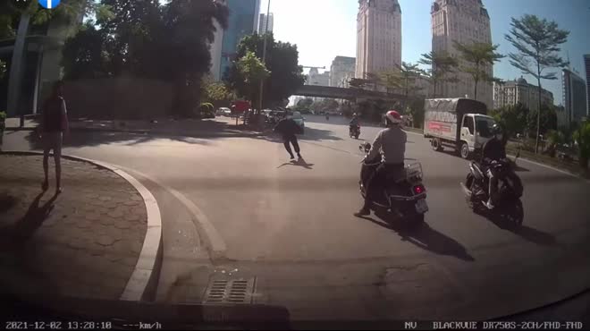 Lái xe vespa quay xe chạy ngược chiều găp chiến sĩ cảnh sát chặn phía trước.