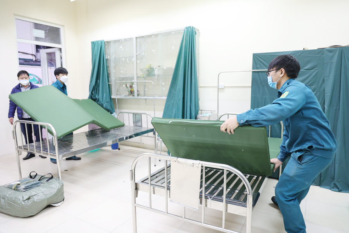 Lực lượng dân quân được huy động để thiết lập trạm y tế lưu động