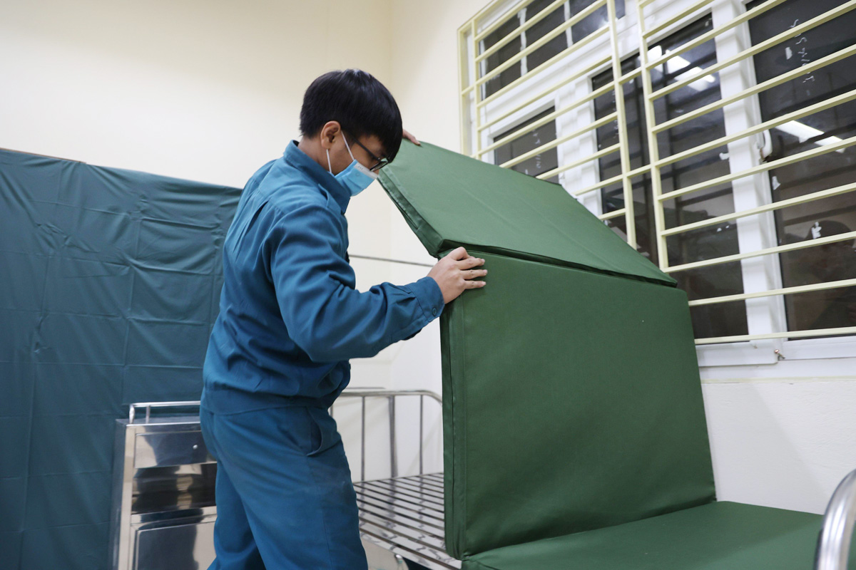 Mọi công tác chuẩn bị được các cán bộ, nhân viên của phường Tràng Tiến, quận Hoàn Kiếm thực hiện khẩn trương, gấp rút để đón các trường hợp F0 về điều trị