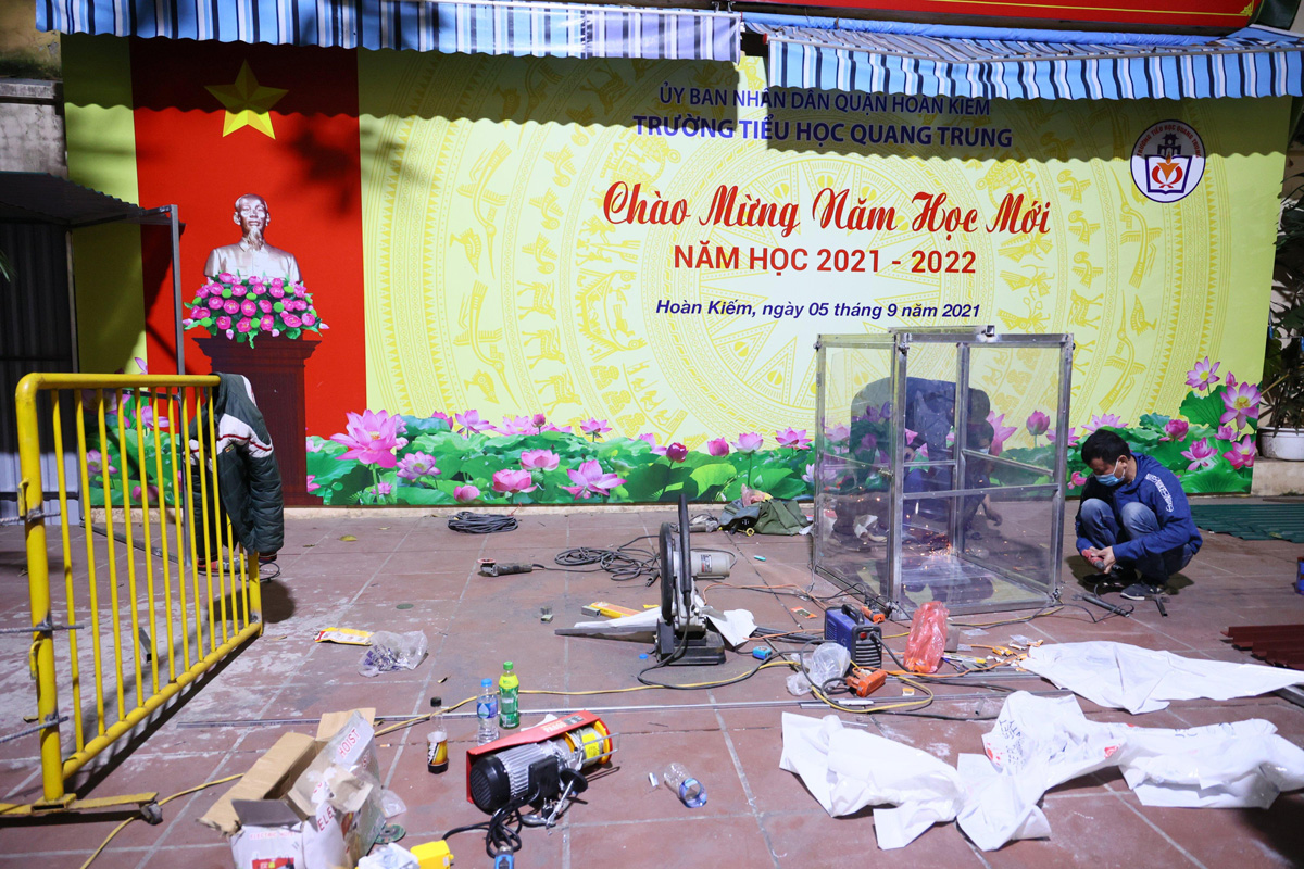 Quận Hoàn Kiếm có diện tích khá chật hẹp, mật độ dân số cao, qua khảo sát, quận đã lựa chọn các trường mầm non, tiểu học trên địa bàn để thành lập các cơ sở thu dung