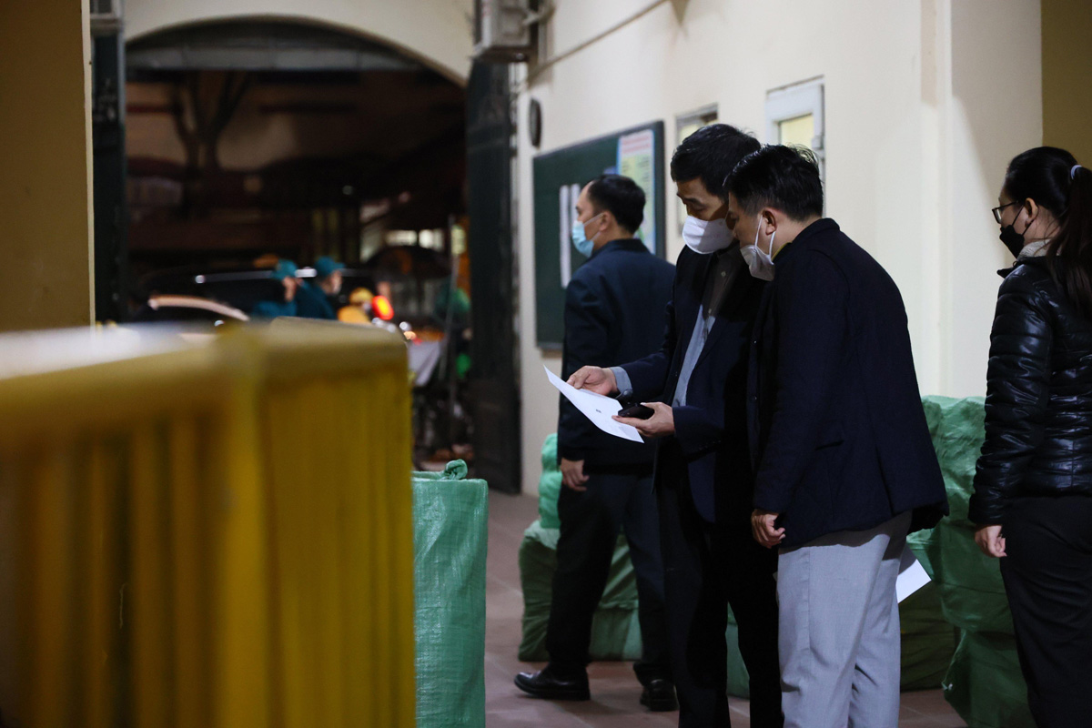 Lực lượng chức năng thâu đêm chuẩn bị cho trạm y tế lưu động điều trị bệnh nhân Covid-19