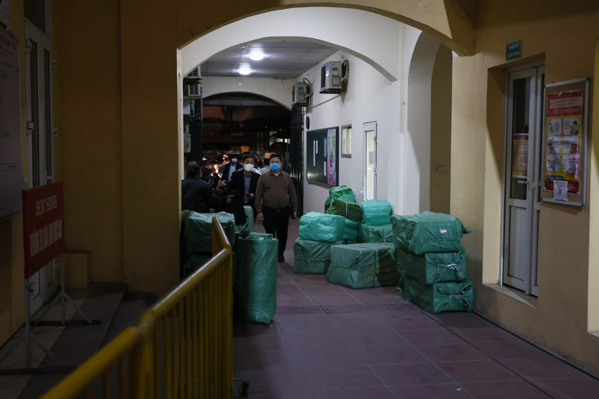 Các vật tư y tế được vận chuyển trong đêm