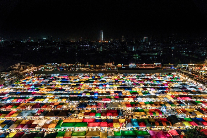 Chợ đêm đường ray Ratchada – Thái Lan. Ảnh: Shutterstock