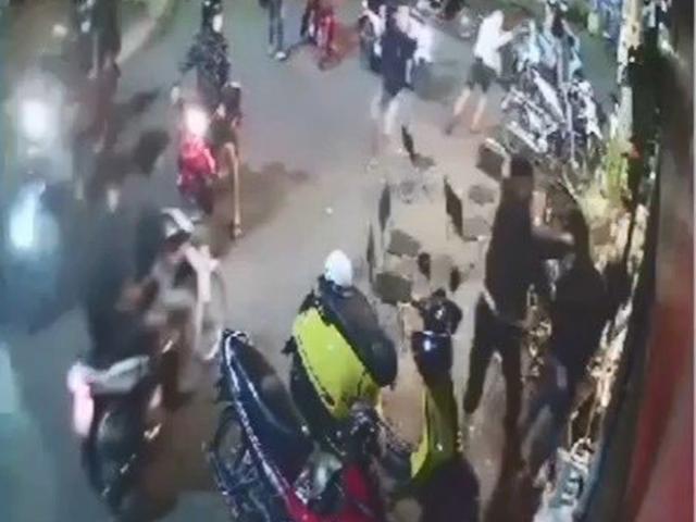 Pháp luật - Kinh hãi, nhóm thanh niên vác hung khí lao vào quán cà phê chém người loạn xạ