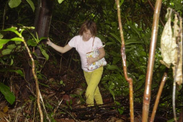 Bé gái 8 tuổi chết lõa thể trong thùng carton: Mẹ ôm đồ chơi, mắt ngấn lệ tìm con