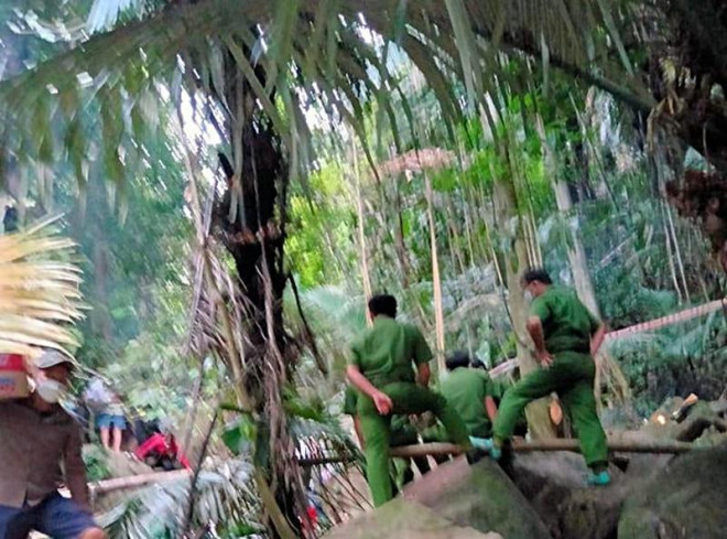 Phải leo đồi núi hơn 1 giờ cảnh sát mới tiếp cận hiện trường. Ảnh NL.