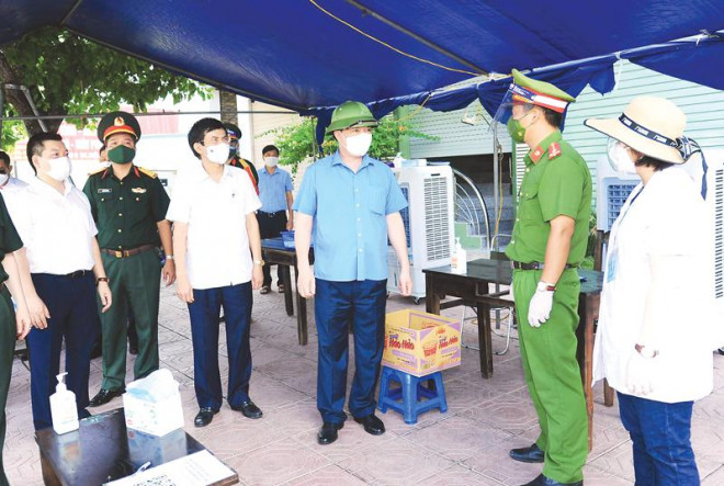 Bí thư Thành ủy Hà Nội Đinh Tiến Dũng kiểm tra công tác phòng, chống dịch Covid-19 trên địa bàn huyện Quốc Oai - Ảnh: Viết Thành