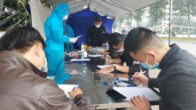 Người ngoại tỉnh khai báo y tế tại chốt kiểm dịch trên đường Hùng Vương, TP Bắc Giang.