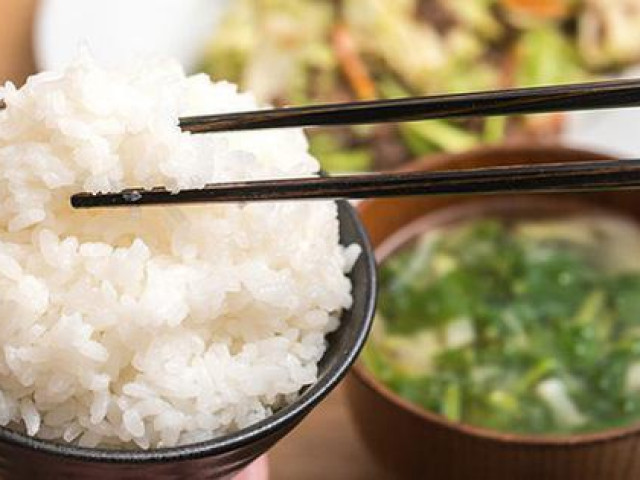 Sức khỏe đời sống - 4 căn bệnh "âm thầm" tàn phá cơ thể nếu bạn bỏ cơm thường xuyên