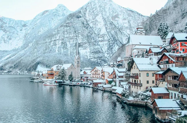 1. Hallstatt là một thị trấn nhỏ nằm ở Gmunden, Oberösterreich, Áo. Nơi này như một ngôi làng cổ tích ngoài đời thực, là địa điểm trong mơ của không ít du khách.
