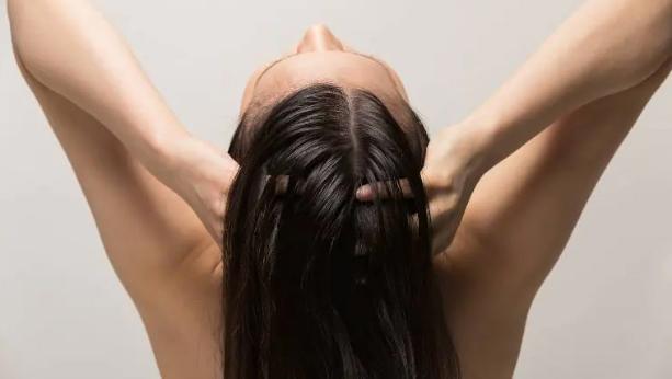 Bạn nên gội đầu thường xuyên nếu hay phải đi công tác xa.