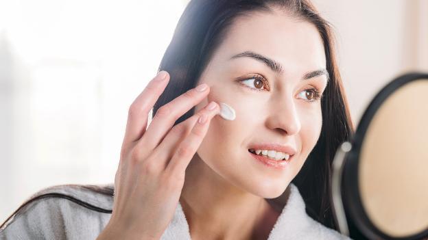 Kem dưỡng chứa thành phần đàn hương sẽ bảo vệ da khỏi tác động của môi trường.
