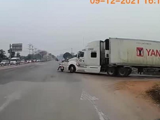 Tin tức trong ngày - Clip: Thót tim với cảnh xe container thoát đại họa tông lái xe máy “để mắt trên mây”