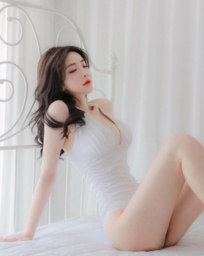 Nữ MC quê Nghệ An có gu mặc tôn đường cong, hot nhất là loạt ảnh diện  monokini cut-out