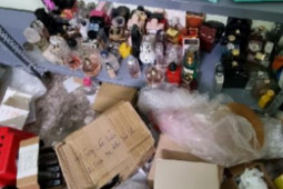 Thị trường - Tiêu dùng - Phát hiện 5.000 loại nước hoa, son môi... nghi giả mạo Chanel, Dior