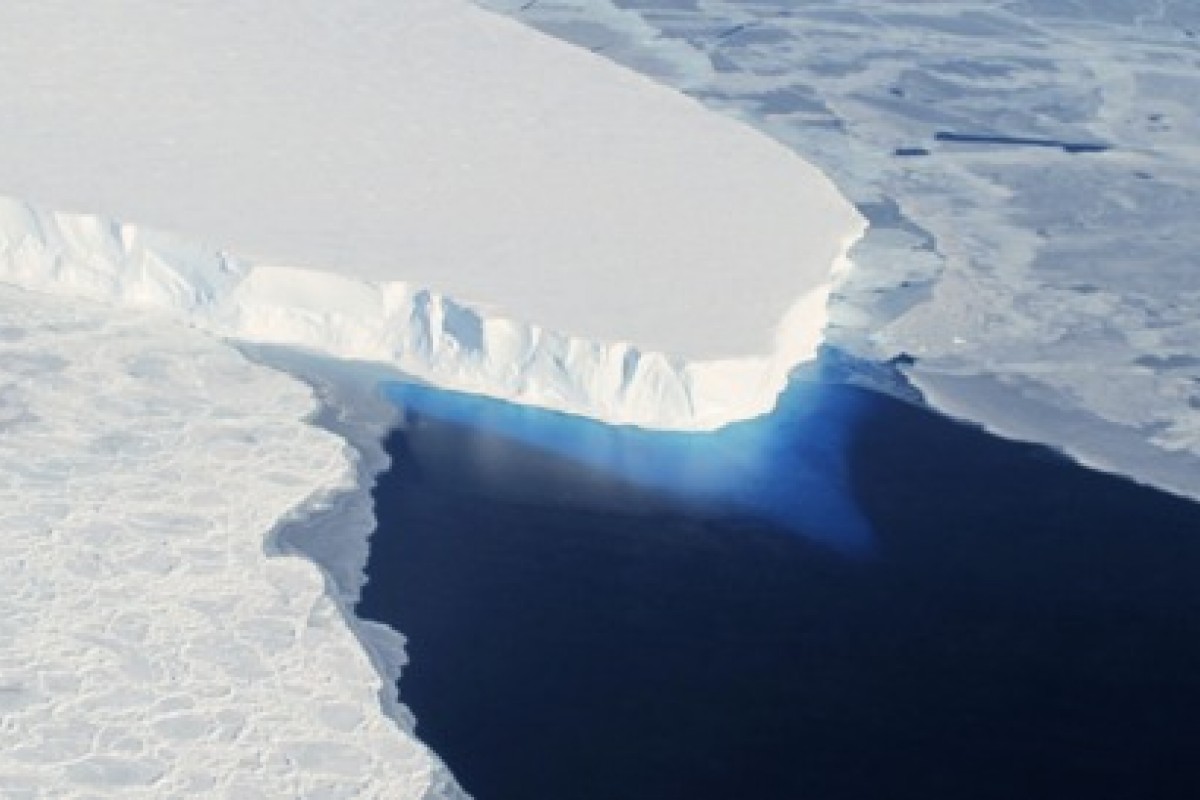 Sông băng Thwaites khổng lồ ở Nam Cực đang tan chảy với tốc độ nhanh chóng (ảnh: Mirror)