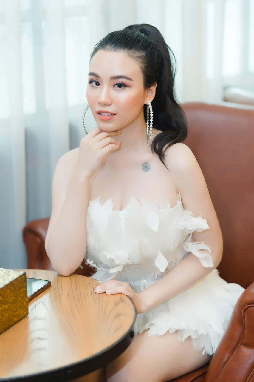 Linh Miu tên thật là Vũ Mỹ Linh, nổi lên với vai trò là một người mẫu game có phong cách ăn mặc sexy. Sau đó người đẹp lấn sân vào sự nghiệp diễn xuất khi ghi dấu tên tuổi qua các bộ phim hài ngắn, phim truyền hình...