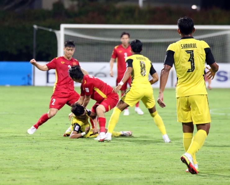 Các cầu thủ Việt Nam chịu khó đeo bám ở ngay phần sân của Malaysia