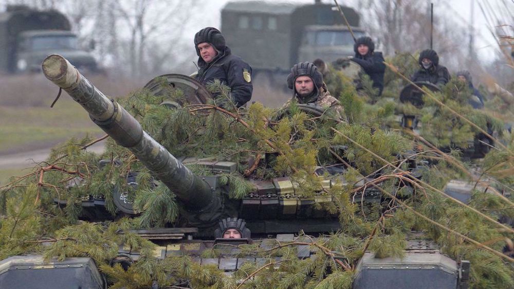 Binh sĩ Ukraine đưa xe tăng đến khu vực giao tranh với phe ly khai ở vùng&nbsp;Luhansk.