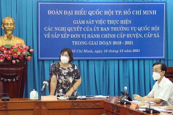 Đại biểu Văn Thị Bạch Tuyết, Phó Trưởng đoàn chuyên trách ĐBQH TP.HCM, chủ trì buổi giám sát. Ảnh: LÊ THOA