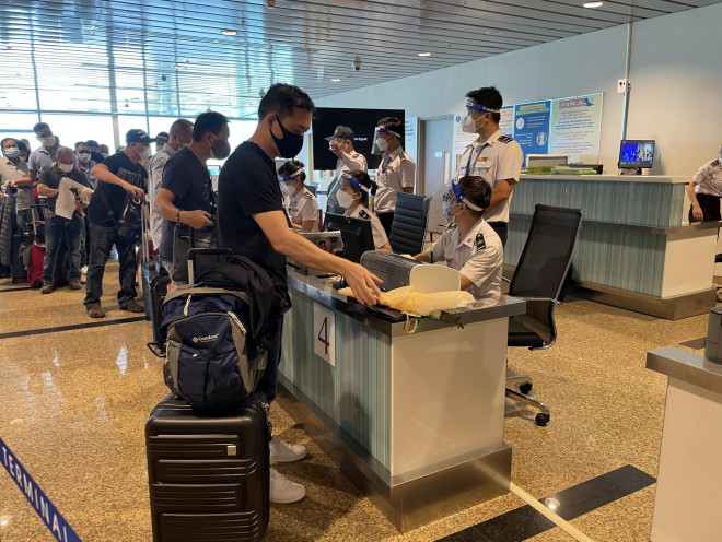 Du khách nước ngoài nhập cảnh tại sân bay quốc tế Cam Ranh (Khánh Hòa) theo hình thức hộ chiếu vắc-xin. Ảnh: KỲ NAM