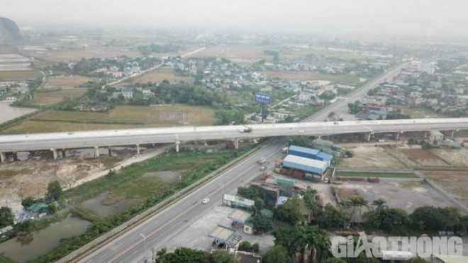 Tuyến đường cao tốc Bắc - Nam đoạn qua địa phận tỉnh Ninh Bình nhìn từ trên cao xuống