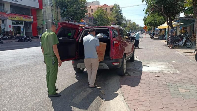 Cảnh sát thu giữ nhiều tài liệu quan trọng. Ảnh: PN