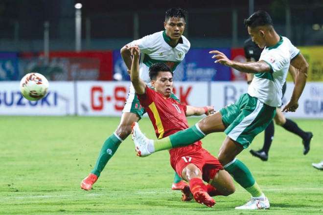 Văn Thanh trước sự cản phá của các cầu thủ Indonesia