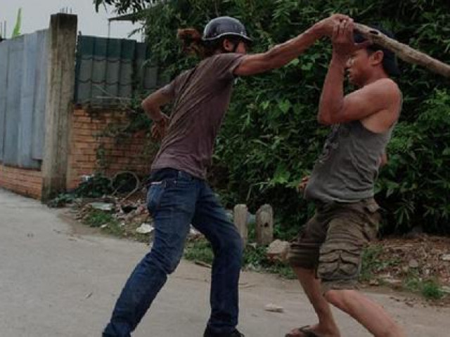 Pháp luật - Nhóm người lạ bất ngờ chặn xe, đánh một thanh niên tử vong