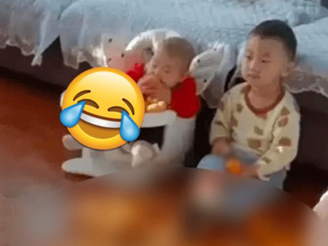 Phi thường - kỳ quặc - Con trai 4 tuổi ở nhà bóc cam cho em nhỏ, bà mẹ trở về nhìn thấy cảnh tượng chỉ muốn "khóc thét"