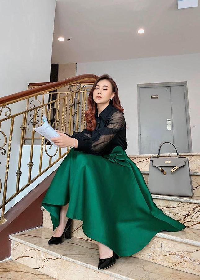 Nữ chính mặc đồ công sở đẹp nhất phim Việt gọi tên Huyền Lizzie (Thương Ngày Nắng Về) - 1