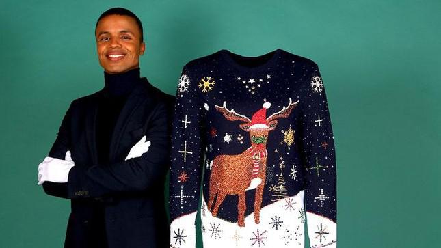 Chàng trai bán áo len Giáng sinh đắt nhất thế giới ủng hộ dịch vụ y tế - 1