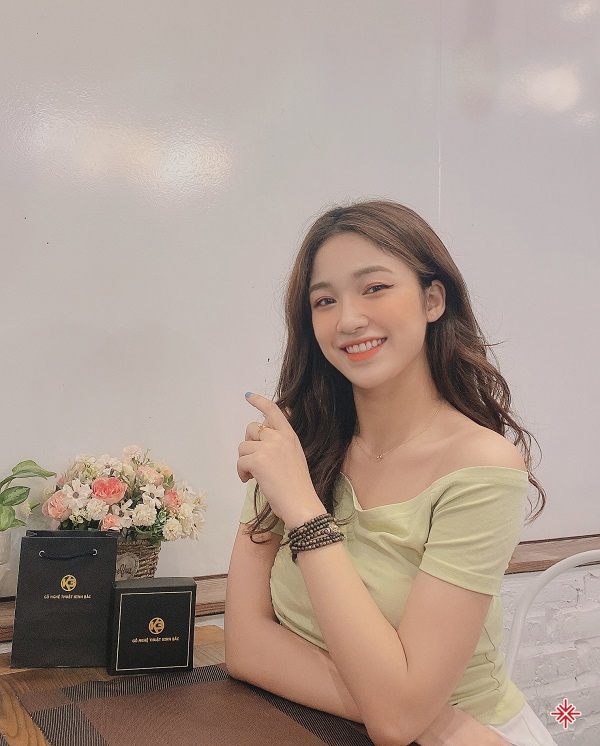 Trang sức Trầm hương cao cấp (vật phẩm phong thủy do Công ty TNHH Gỗ Nghệ thuật Kinh Bắc chế tác) đã chinh phục được hot girl Tiêu Ngọc.