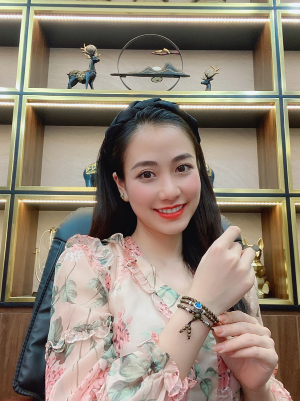 Hot girl Kiều Trang (Hime Trang) luôn mang trang sức Trầm hương cao cấp bên mình.