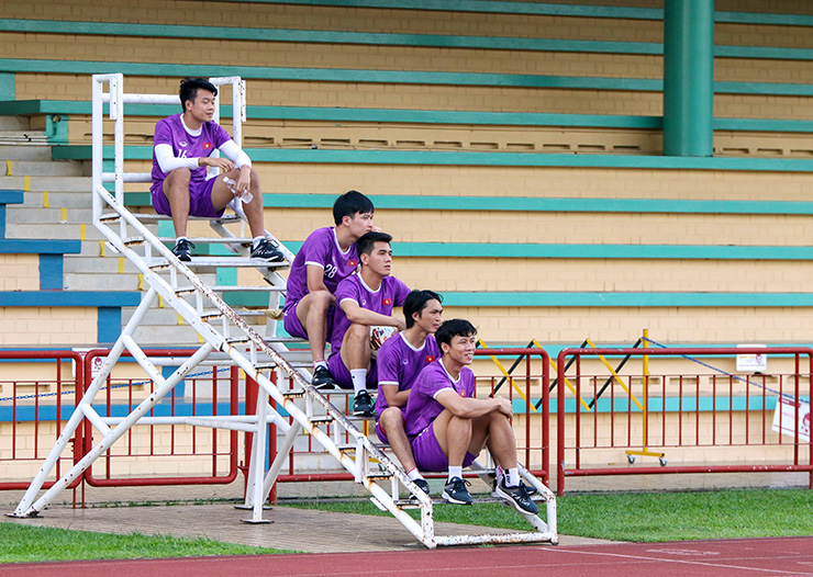 Nhóm cầu thủ đã ra sân thi đấu&nbsp;trong trận hoà 0-0 với Indonesia tối 15/12 chỉ đi bộ thả lỏng trong buổi tập chiều ngày 16/12 rồi được HLV Park Hang Seo cho nghỉ ngơi.&nbsp;