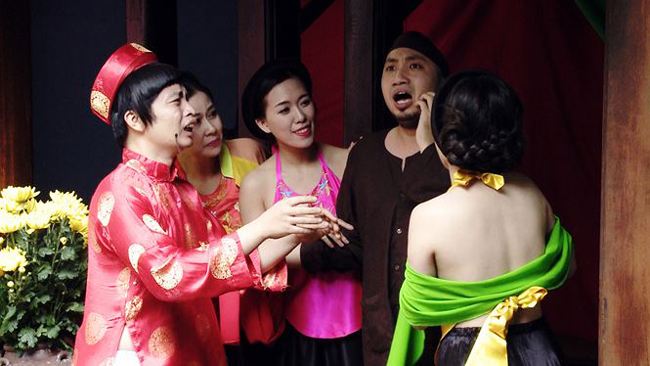 Linh Miu, Mai Thỏ...gây tranh cãi vì diện áo yếm, váy đụp hớ hênh trong phim hài Tết - 3
