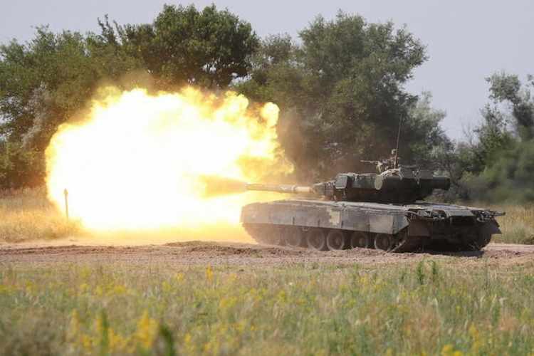 Xe tăng Ukraine khai hỏa trong một cuộc tập trận vào ngày 2.7.2021.