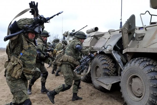 Binh sí Nga tham gia tập trận quân sự năm 2015.