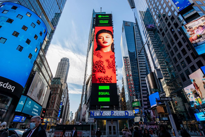 Hình ảnh Văn Mai Hương xuất hiện trên Billboard đặt giữa Quảng trường Thời đại