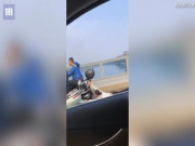 Phi thường - kỳ quặc - Video: Tranh cãi sau va chạm giao thông, người đàn ông kéo lê một phụ nữ trên đường