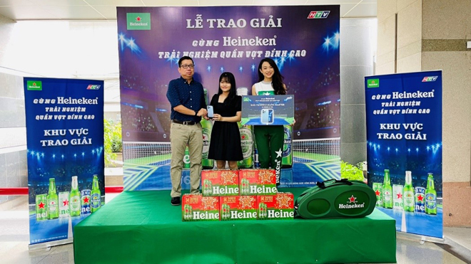Đại diện Ban tổ chức trao giải cho chị Bùi Ngọc Anh Thư trúng giải đặc biệt