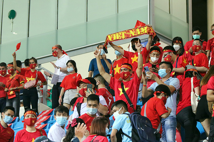Trên khán đài sân vận động Bishan, đông đảo cổ động viên có mặt để chờ ăn mừng tấm vé vào bán kết của ĐT Việt Nam.