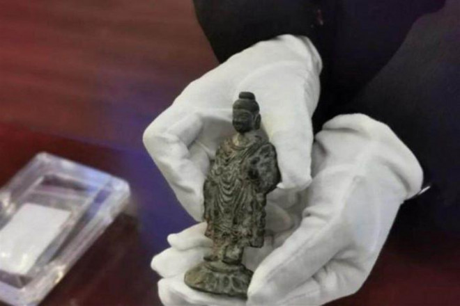 Một trong hai bức tượng mới được khai quật tại tỉnh Thiểm Tây. Ảnh - Xinhua