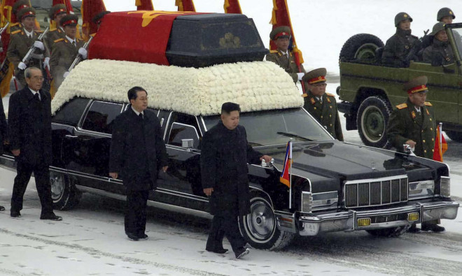 Ông Kim Jong-un đi bên cạnh xe tang chở quan tài cha ông vào năm 2011. Ảnh: AP