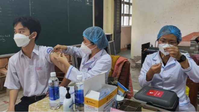 Lực lượng y tế tổ chức tiêm vắc xin cho học sinh tại Trường THPT Trần Cao Vân, thành phố Tam Kỳ, tỉnh Quảng Nam.