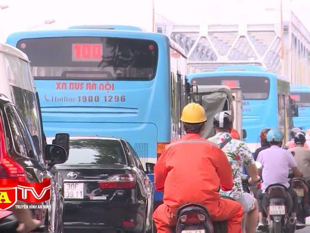 Video - Cõng gấp 8 lần lưu lượng so với thiết kế, cầu Chương Dương xuống cấp nghiêm trọng