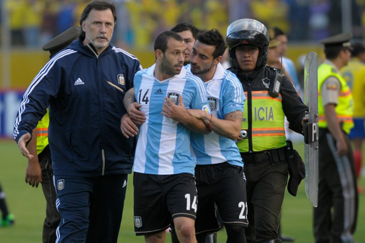 Mascherano nhận thẻ đỏ vì... đạp nhân viên y tế