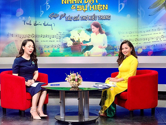 Ngoài bản lĩnh thương trường từng thấy, Gia Trang còn nổi tiếng là người đa tài. (Hình ảnh trong một chương trình truyền hình của Đài PTTH Hà Nội).