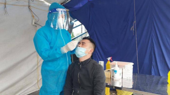 Người ngoại tỉnh xét nghiệm Covid-19 tại chốt kiểm dịch TP Bắc Giang.